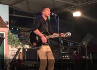 Δείτε τον νικητή του Rising Star να τραγουδάει στο Μενίδι πριν γίνει γνωστός (vid)