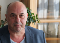 Απίθανο σκηνικό με Μπέο σε συνέντευξη Τύπου – Το πέταξε στον τοίχο