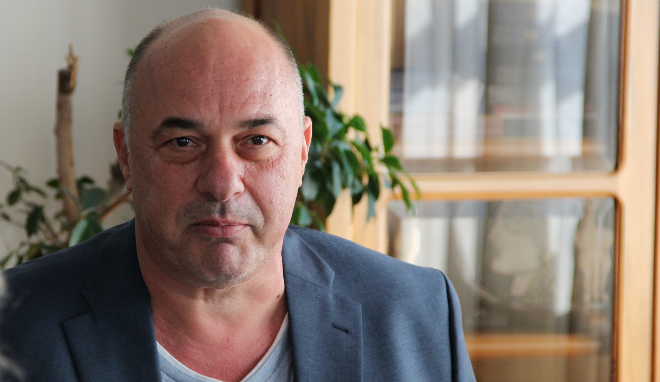 Απίθανο σκηνικό με Μπέο σε συνέντευξη Τύπου – Το πέταξε στον τοίχο