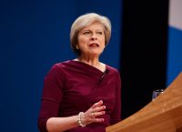Μέι: “Ένα Brexit χωρίς συμφωνία δεν θα είναι και το τέλος του κόσμου”