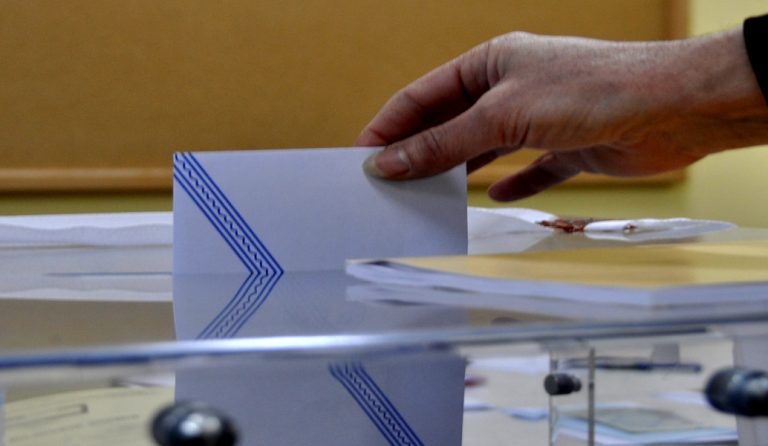 Απλή αναλογική στις δημοτικές-περιφερειακές εκλογές προωθεί η κυβέρνηση
