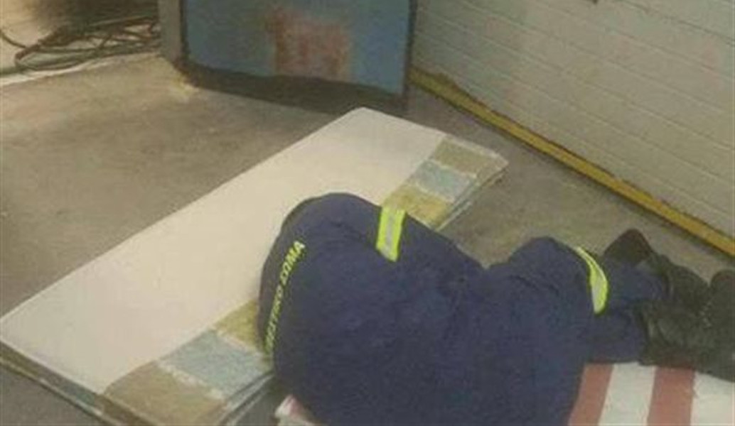 Στο πάτωμα κοιμούνται οι Πυροσβέστες στη Μύκονο