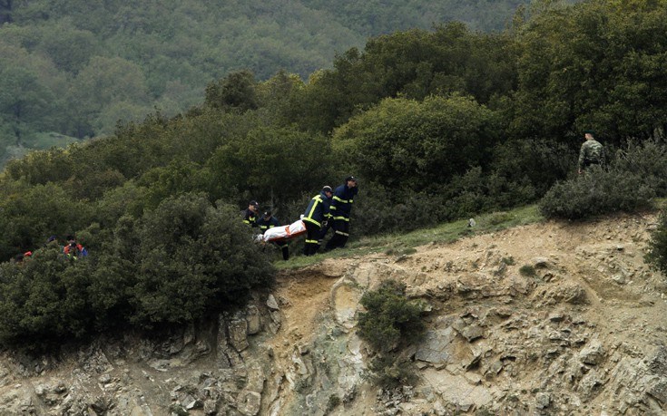 Μεσίστιες κυματίζουν οι σημαίες στην 1η Στρατιά στη Λάρισα (pic)