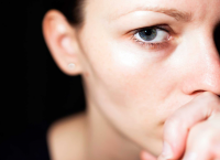 Επιλόχεια κατάθλιψη: Πότε εμφανίζεται, τι σχέση έχει με τον μήνα της γέννας και πώς αντιμετωπίζεται