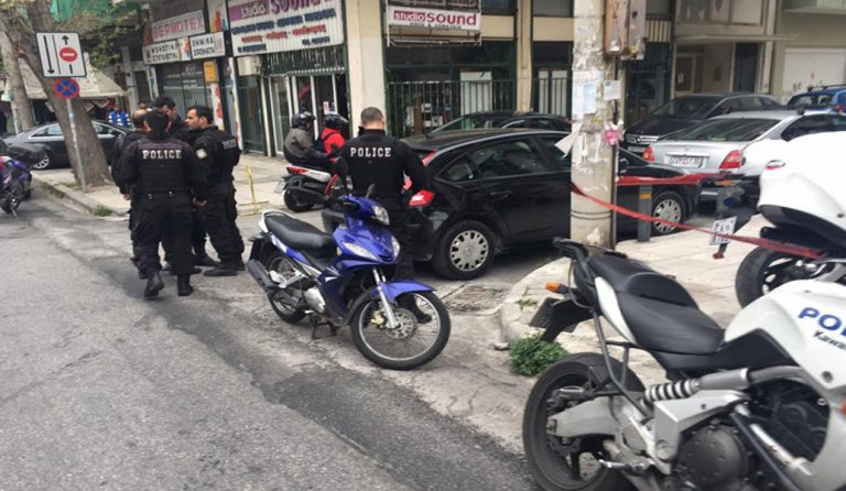 Πειραιάς: Ληστές κράτησαν 8 ομήρους σε υποκατάστημα τράπεζας για 3 ώρες (pics)