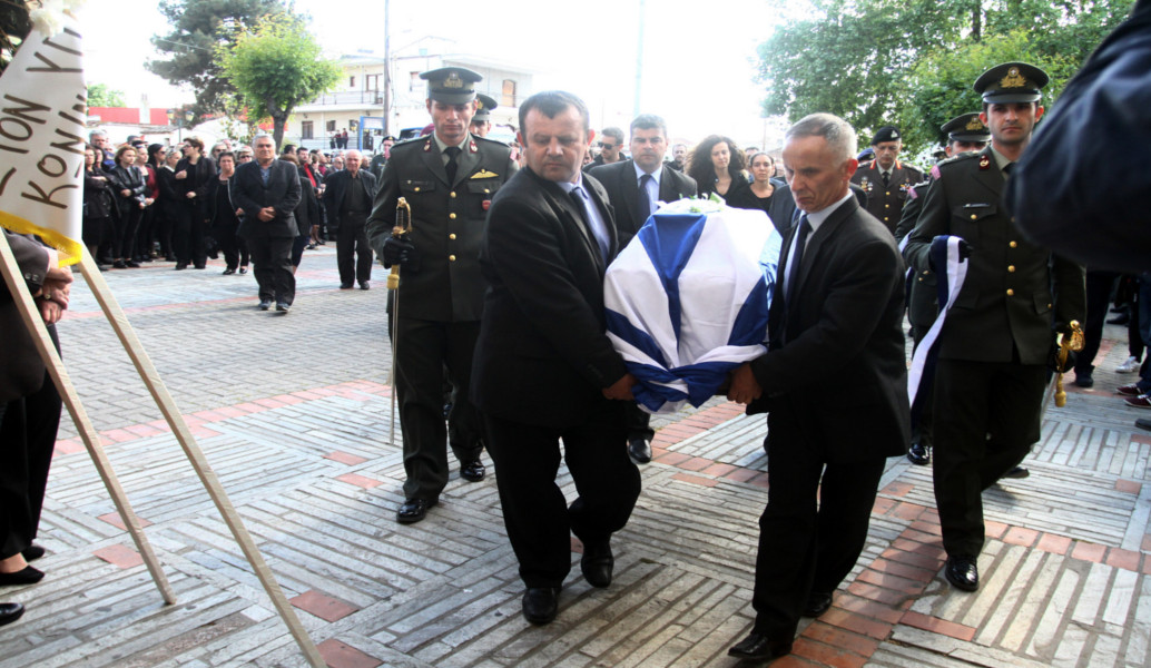 Σε κλίμα οδύνης η κηδεία του υπολοχαγού Κωνσταντίνου Χατζή (pics)