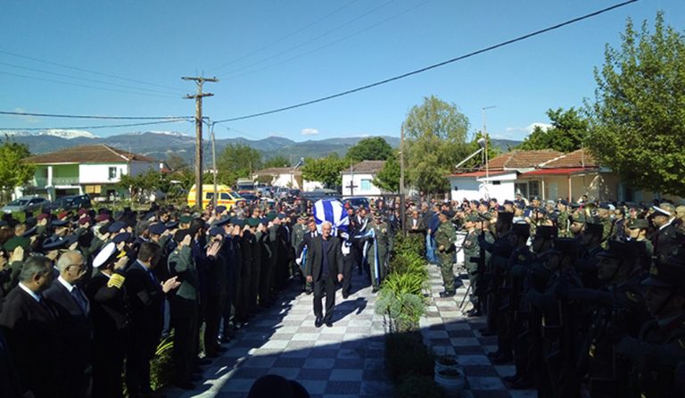 Θρήνος στην κηδεία του Συνταγματάρχη Θωμά Αδάμου (pics)
