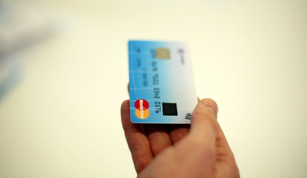 Mastercard: Λανσάρει πιστωτικές κάρτες με αισθητήρα αποτυπωμάτων