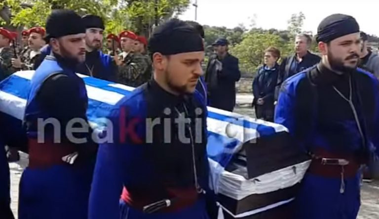 Πλήθος κόσμου στο τελευταίο “αντίο” στον Γιάννη Τζανιδάκη (pics)
