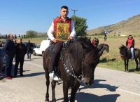 Αναβίωσε το έθιμο των καβαλάρηδων για την εορτή του Αγίου Γεωργίου στα Τέμπη