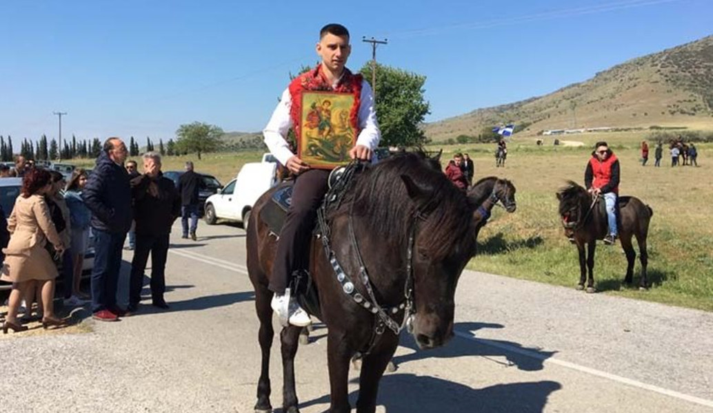 Αναβίωσε το έθιμο των καβαλάρηδων για την εορτή του Αγίου Γεωργίου στα Τέμπη
