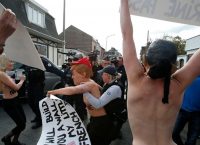 Femen: Γυμνόστηθη διαμαρτυρία στο εκλογικό τμήμα που ψήφισε η Μαρίν Λεπέν (pics & vid)