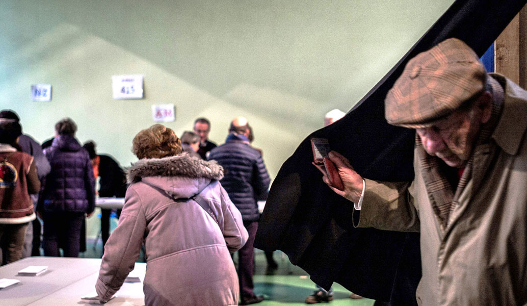 Γαλλία: Οριακά χαμηλότερη από το 2012 η προσέλευση στον πρώτο γύρο των προεδρικών εκλογών