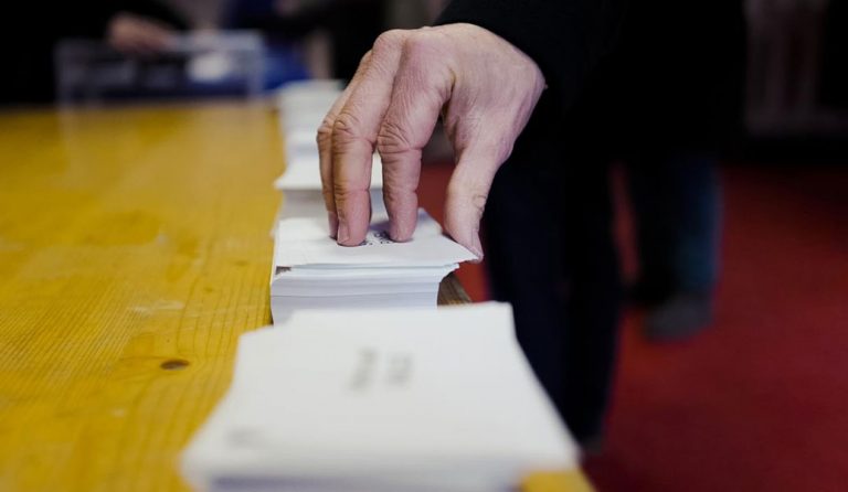 Άνοιξαν οι κάλπες για τον δεύτερο γύρο των προεδρικών εκλογών (upd)