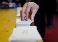 Γαλλία: Πρωτοβουλίες για να πεισθούν οι αναποφάσιστοι