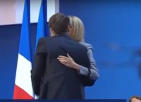 Το φιλί του Μακρόν στη σύζυγό του – Πού διασκέδασε ο 39χρονος κεντρώος (vid)