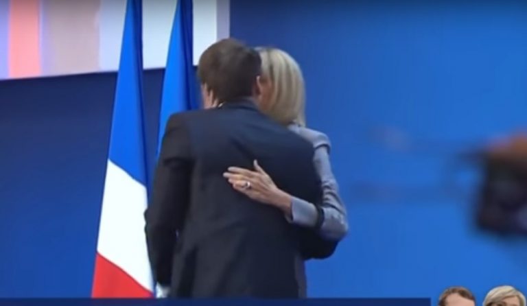 Το φιλί του Μακρόν στη σύζυγό του – Πού διασκέδασε ο 39χρονος κεντρώος (vid)