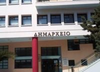 Συγκέντρωση διαμαρτυρίας συμβασιούχων στο δημαρχείο Κορίνθου