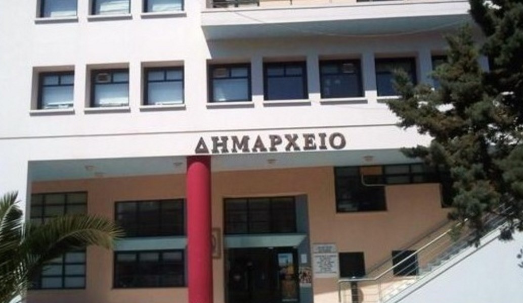 Συγκέντρωση διαμαρτυρίας συμβασιούχων στο δημαρχείο Κορίνθου