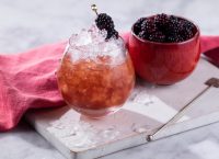 Bramble κοκτέιλ, γλυκό και παιχνιδιάρικο (pic)