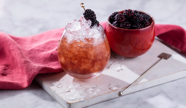 Bramble κοκτέιλ, γλυκό και παιχνιδιάρικο (pic)