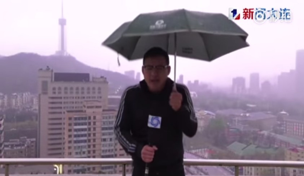 Κίνα: Κεραυνός χτύπησε μετεωρολόγο on air (vid)