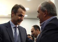 Ολοκληρώθηκε η συνάντηση Μητσοτάκη-Καραμανλή