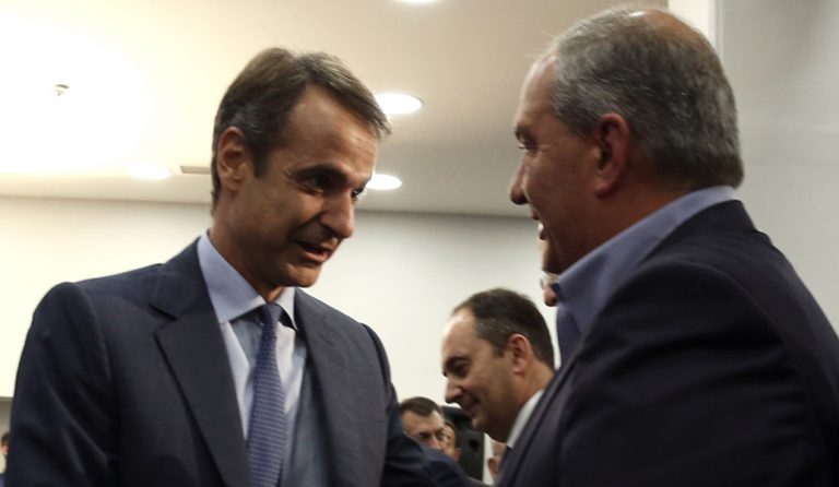 Ολοκληρώθηκε η συνάντηση Μητσοτάκη-Καραμανλή
