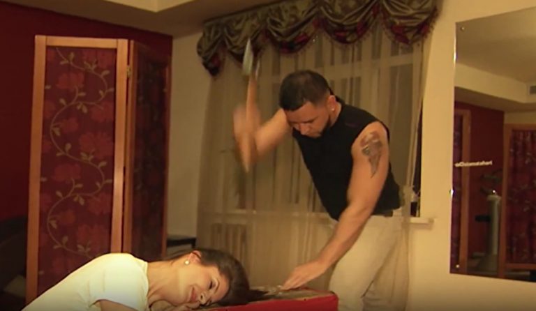 Κομμωτής κουρεύει τις πελάτισσές του με τσεκούρι [vid]