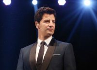 Σάκης Ρουβάς: Έγινε μουσικός του δρόμου