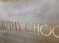 Ο οίκος Jimmy Choo αναζητεί υποψήφιους αγοραστές
