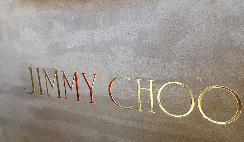 Ο οίκος Jimmy Choo αναζητεί υποψήφιους αγοραστές