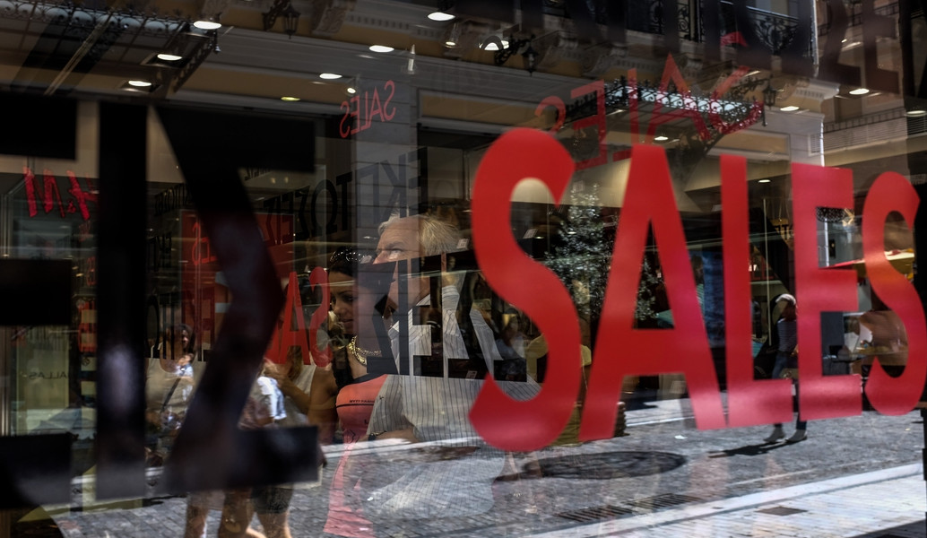 Ξεκινούν οι ενδιάμεσες εκπτώσεις – Διευκρινίσεις από την ΕΣΕΕ