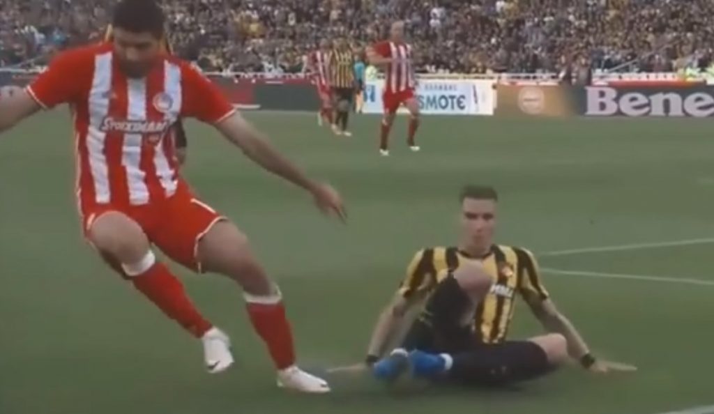 Viral: Ο Ανσαριφάρντ πατάει το έδαφος, πέφτει και ζητάει πέναλτι (vid)