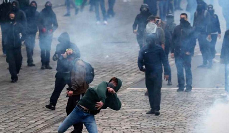 Παρίσι: Συγκρούσεις της αστυνομίας με διαδηλωτές ( vids )