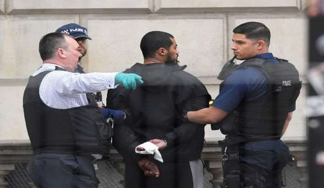 Συνελήφθη ύποπτος για τρομοκρατία κοντά στο Κοινοβούλιο του Λονδίνου (pics & vid)