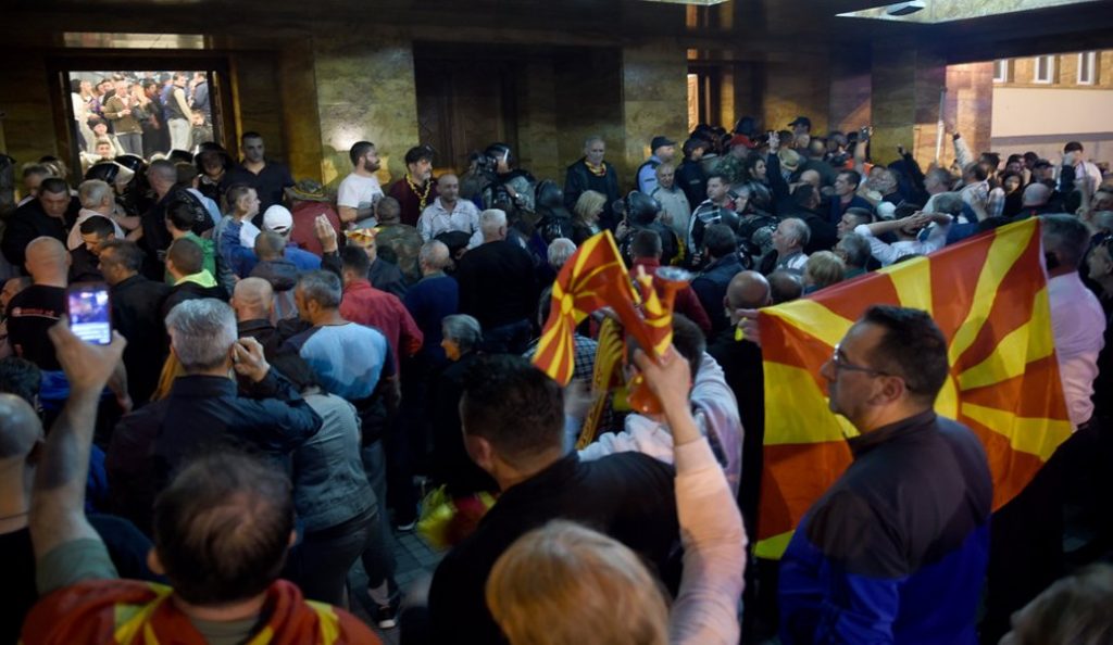 Πάνω από 100 οι τραυματίες από τα επεισόδια στη Βουλή των Σκοπίων
