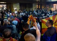 Πάνω από 100 οι τραυματίες από τα επεισόδια στη Βουλή των Σκοπίων
