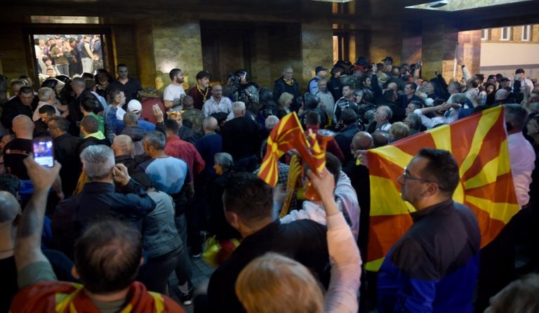 Πάνω από 100 οι τραυματίες από τα επεισόδια στη Βουλή των Σκοπίων