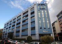 “Μια στιγμή”: Τα ΝΕΑ για για την επίθεση στα παλιά γραφεία του ΔΟΛ