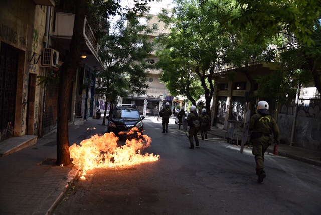 Νέες επιθέσεις με βόμβες μολότοφ τη νύχτα στο Πολυτεχνείο