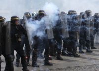 Χάος στο Παρίσι: Επεισόδια και συγκρούσεις στην πορεία για την Πρωτομαγιά (pics & vids)