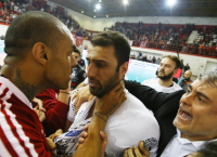 Έπιασε από τον λαιμό τον Ανδρεάδη ο Αγκάμεζ!