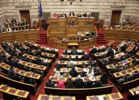 FT: Οι βουλευτές της συγκυβέρνησης δεν θα επαναστατήσουν και θα ψηφίσουν τα μέτρα