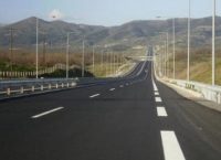 Αγοράκι τρέχει μέσα στην εθνική οδό και προκαλεί πανικό (vid)