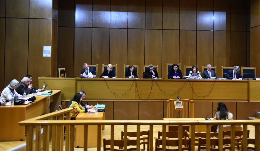 Ένταση στη δίκη της ΧΑ – Γυναίκα προσπάθησε να φωτογραφίσει μάρτυρα