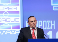 Παραδίδει το τρόπαιο του πρωταθλήματος στη φιέστα του Ολυμπιακού ο Στράτος!