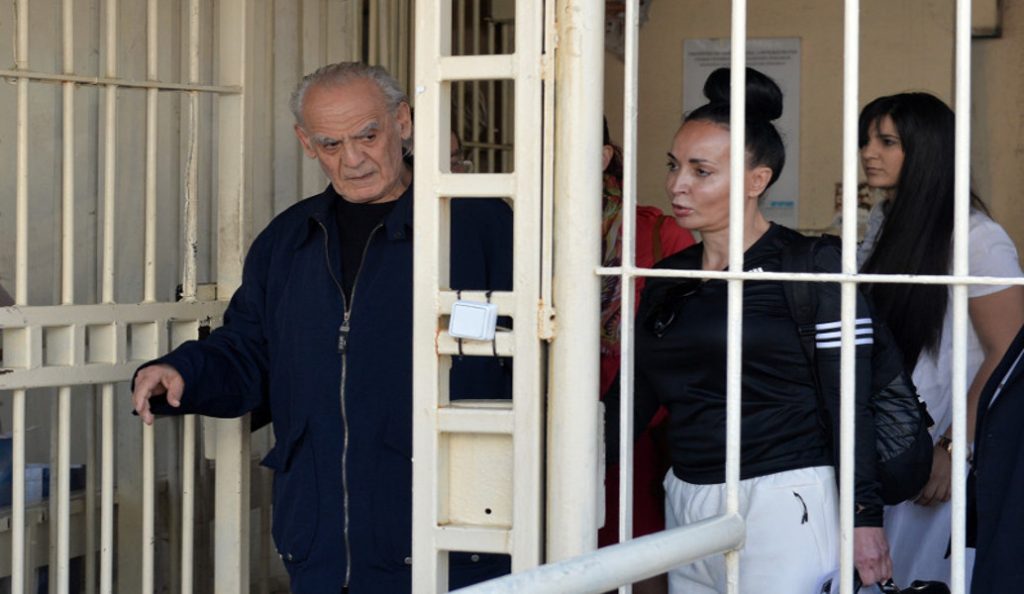 Άκης Τσοχατζόπουλος και Βίκυ Σταμάτη επιστρέφουν στη φυλακή – Ποιοι τους ακολουθούν και ποιοι μένουν εκτός