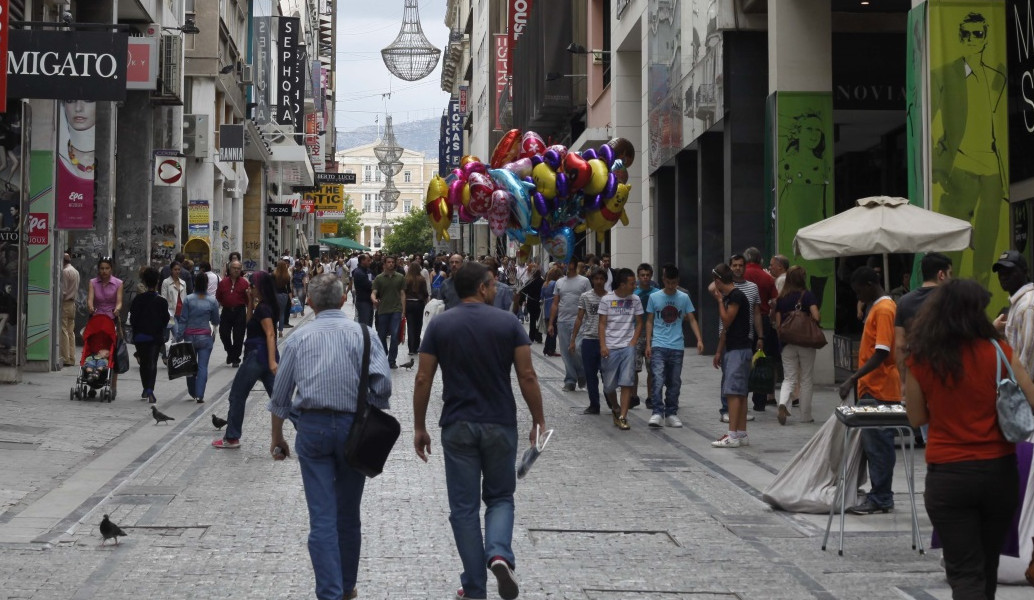 Ανοιχτά τα καταστήματα εν μέσω αντιδράσεων και απεργιών