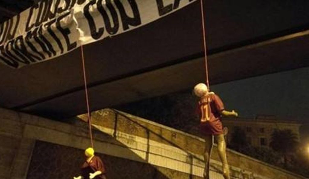 Οπαδοί απειλούν τους παίκτες της Ρόμα – Κρέμασαν κούκλες σε γέφυρα